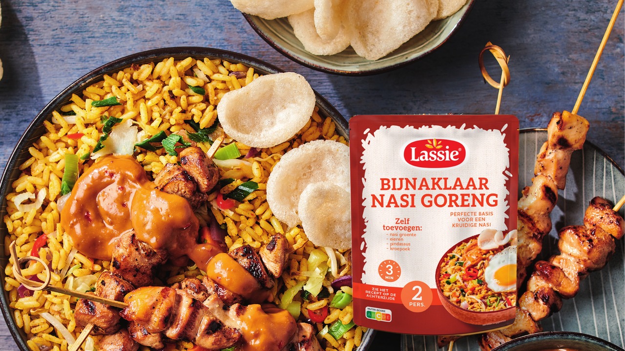 Cuenco de Nasi Goreng Lassie con satay de pollo y kroepoek, junto al sobre de Lassie Bijnaklaar Nasi Goreng