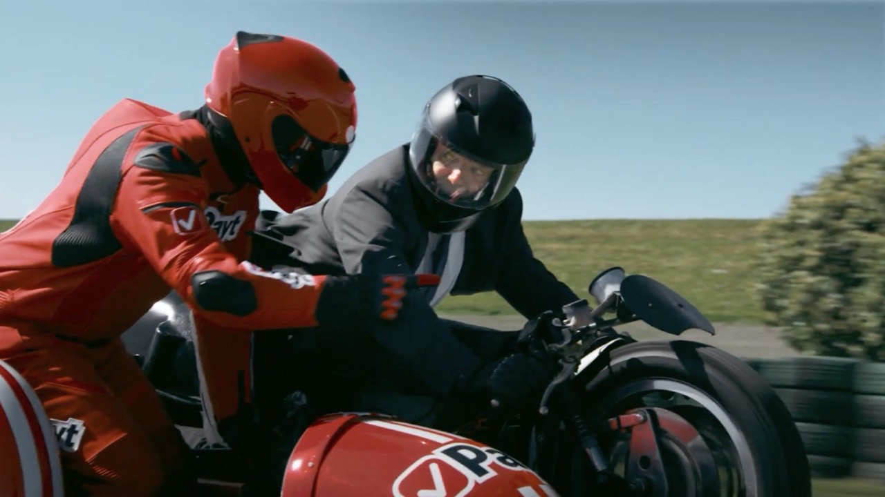 Standbild aus Payts Kampagne „Your copilot to get invoices paid faster“, das die Pilot-und-Co-Pilot-Metapher zeigt